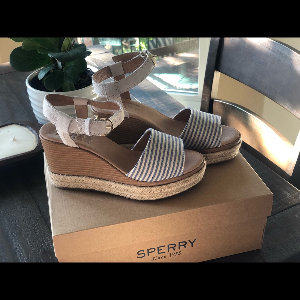 Precious, light weight Sperry wedges!